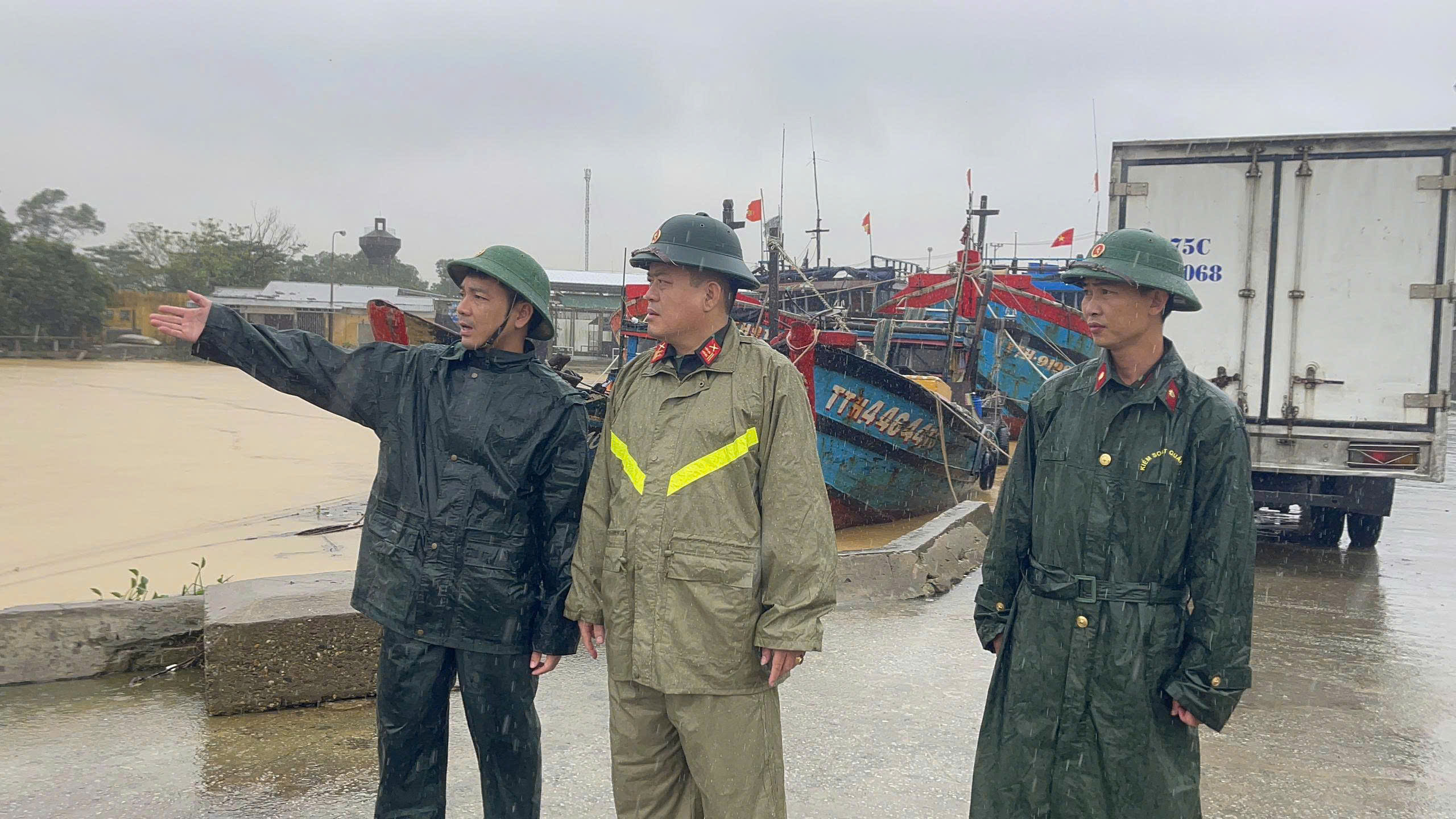 Huế vừa khắc phục hậu quả mưa lũ, vừa ứng phó với bão số 13- Ảnh 5. Huế vừa khắc phục hậu quả mưa lũ, vừa ứng phó với bão số 13- Ảnh 5.