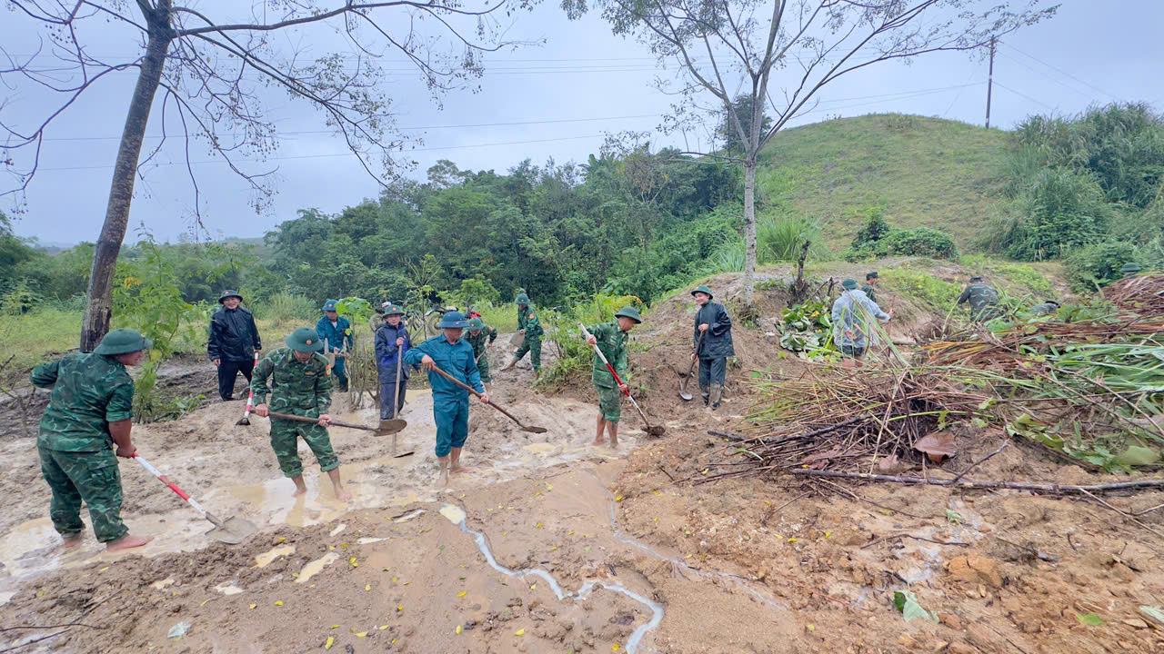Huế vừa khắc phục hậu quả mưa lũ, vừa ứng phó với bão số 13- Ảnh 2. Huế vừa khắc phục hậu quả mưa lũ, vừa ứng phó với bão số 13- Ảnh 2.