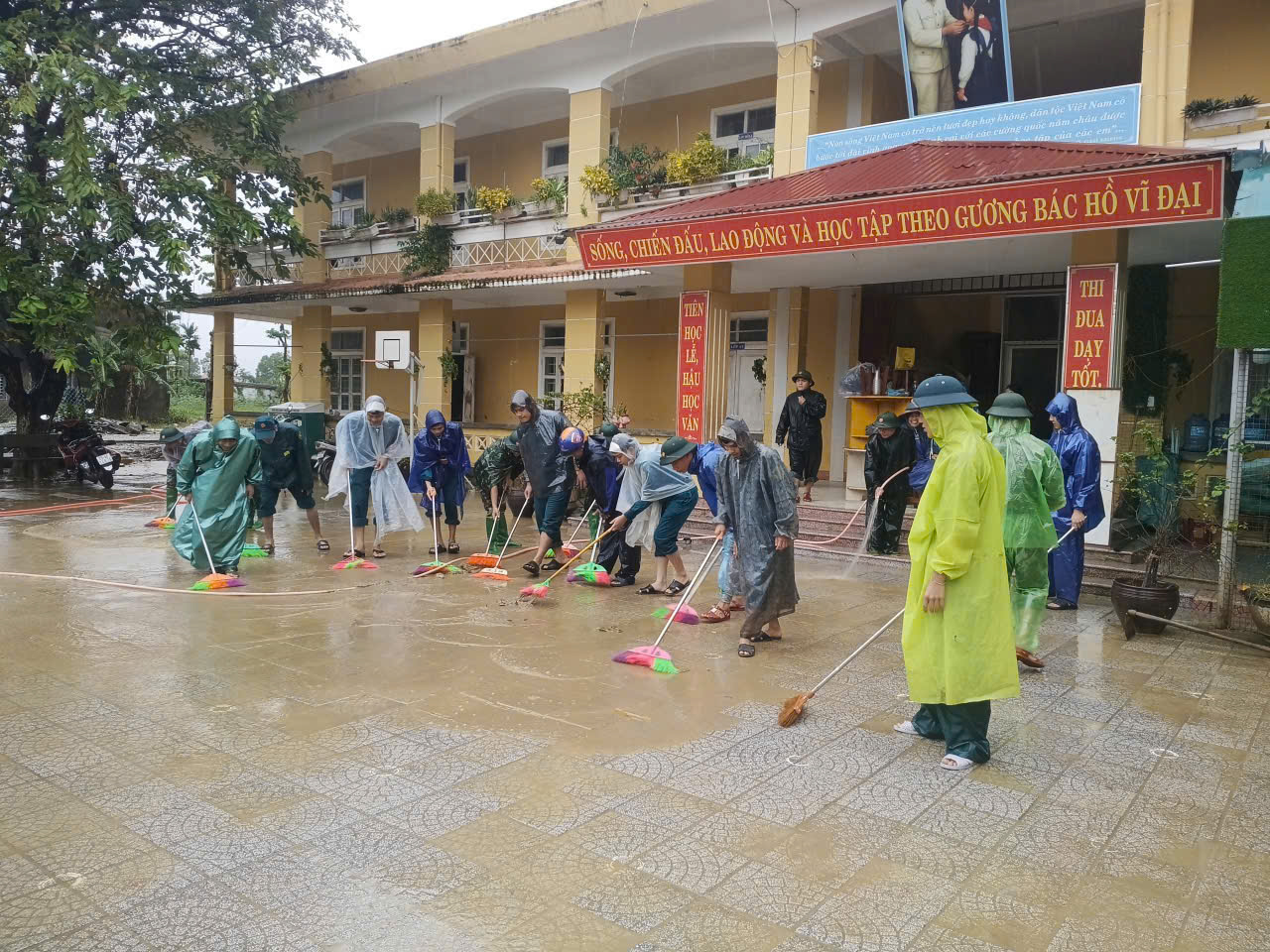 Huế vừa khắc phục hậu quả mưa lũ, vừa ứng phó với bão số 13- Ảnh 3. Huế vừa khắc phục hậu quả mưa lũ, vừa ứng phó với bão số 13- Ảnh 3.