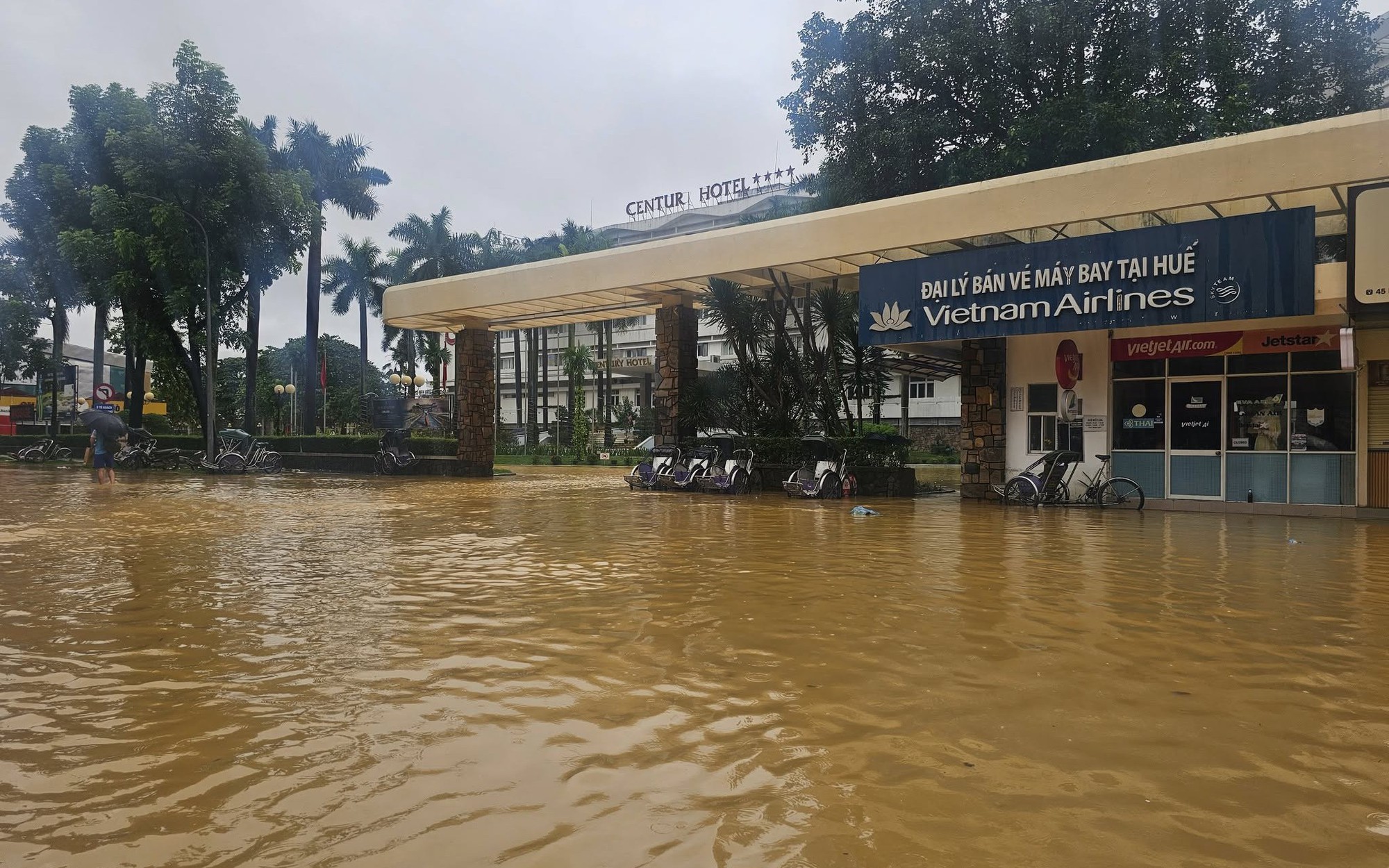 Khánh Hòa sơ tán người dân khỏi khu vực nguy cơ sạt lở để phòng tránh bão Kalmaegi- Ảnh 4. Khánh Hòa sơ tán người dân khỏi khu vực nguy cơ sạt lở để phòng tránh bão Kalmaegi- Ảnh 4.