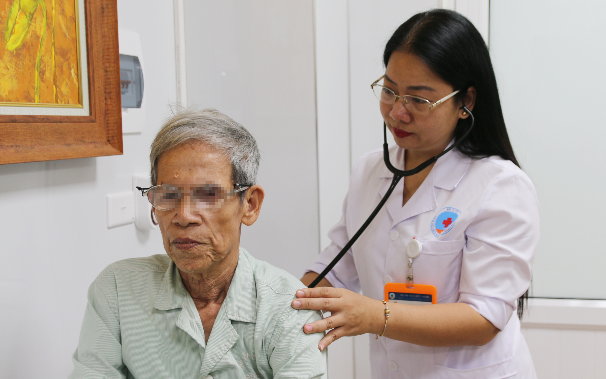 'Đơn thuốc AI' và hiểm hoạ sức khoẻ (3): Nhà thuốc bị phạt tới 20 triệu đồng nếu bán thuốc kê đơn mà không có đơn thuốc - Ảnh 4. 'Đơn thuốc AI' và hiểm hoạ sức khoẻ (3): Nhà thuốc bị phạt tới 20 triệu đồng nếu bán thuốc kê đơn mà không có đơn thuốc - Ảnh 4.