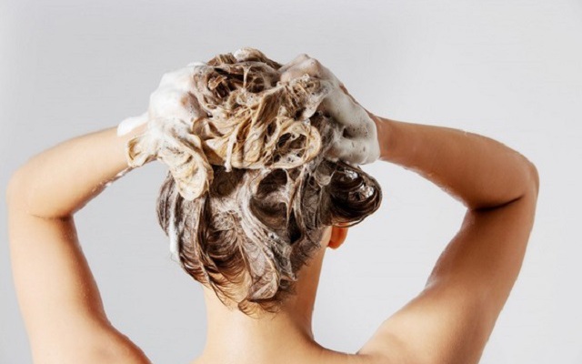 Công ty Japan Connection bị Bộ Y tế xử phạt 75 triệu và buộc tiêu huỷ 9 sản phẩm mỹ phẩm- Ảnh 2. Cục Quản lý Dược yêu cầu thu hồi dầu gội phủ bạc Natural Black Hair Colorant vì là "hàng giả"