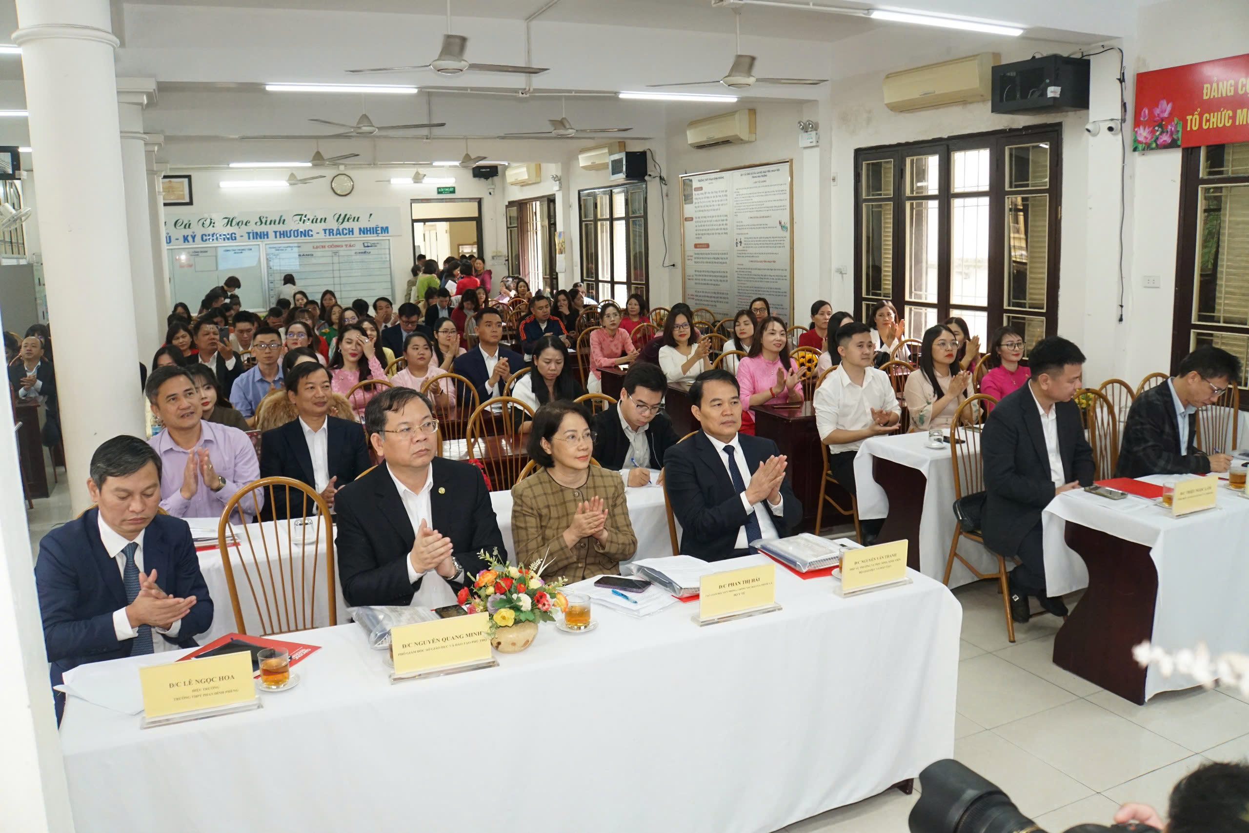 सिगरेट को स्कूलों में प्रवेश करने से दृढ़तापूर्वक रोकें - फोटो 1. Quyết liệt ngăn chặn thuốc lá len lỏi vào nhà trường- Ảnh 1.