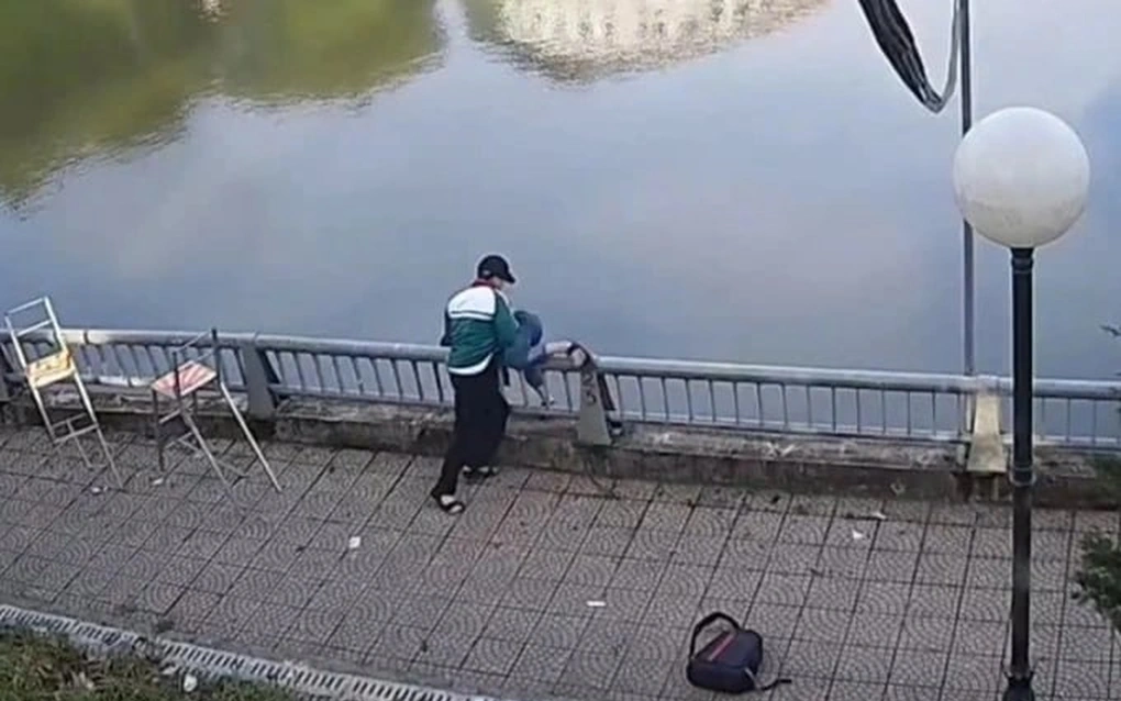 Bố nam sinh lớp 8 bị bạn cùng lớp hành hung, ném xuống hồ: 'Lúc đầu con chỉ tưởng bạn đùa'- Ảnh 2. Bố nam sinh lớp 8 bị bạn cùng lớp hành hung, ném xuống hồ: 'Lúc đầu con chỉ tưởng bạn đùa'- Ảnh 2.