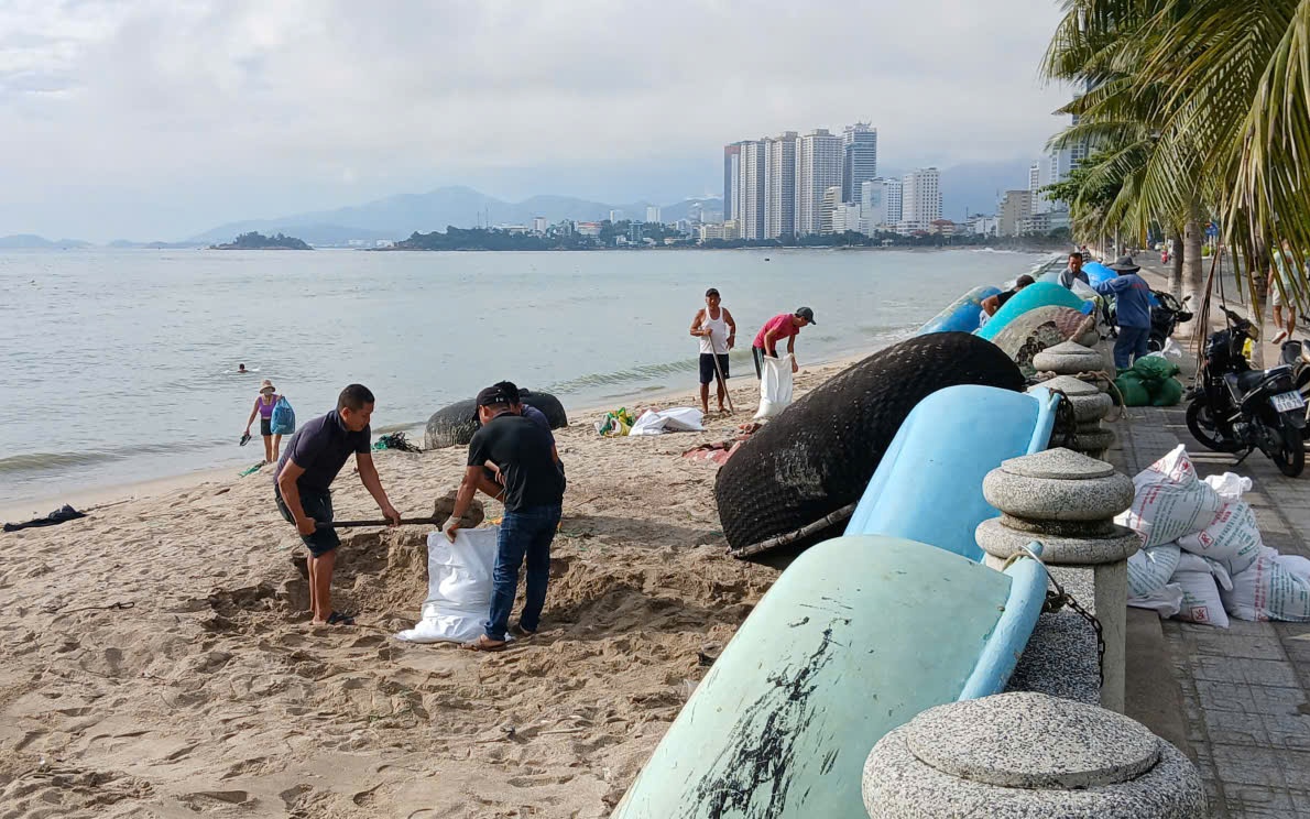 Bão số 13 đang giật cấp 17 gần đặc khu Trường Sa, các địa phương cần khẩn trương ứng phó- Ảnh 1. Khánh Hòa ứng phó bão Kalmaegi dự kiến đổ bộ trực tiếp thế nào?