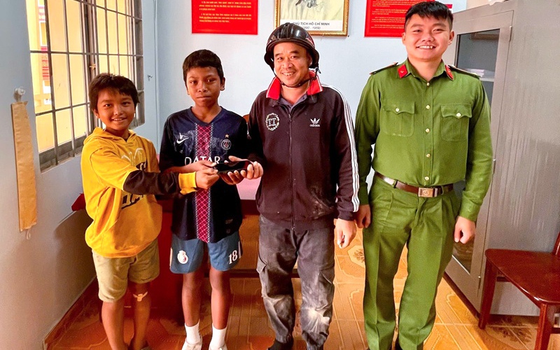 Nhặt được cọc tiền trên đường, thầy giáo ở Lâm Đồng có hành động đẹp- Ảnh 2. Nhặt được cọc tiền trên đường, thầy giáo ở Lâm Đồng có hành động đẹp- Ảnh 2.