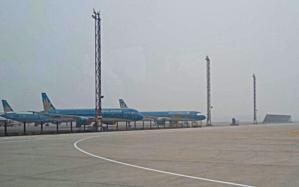 Bão số 13 suy yếu thành vùng áp thấp, miền Trung hứng mưa lớn- Ảnh 3. Bão số 13 diễn biến phức tạp, tạm dừng hoạt động 6 sân bay