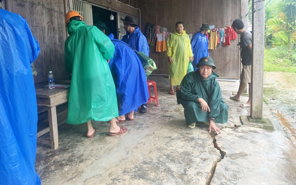 Mặt đường Quốc lộ 24 bất ngờ 'đội sàn' hơn 1m, nứt dài 100m- Ảnh 3. Đà Nẵng: Xuất hiện vết nứt 300 mét trên núi, xuyên qua nhà dân