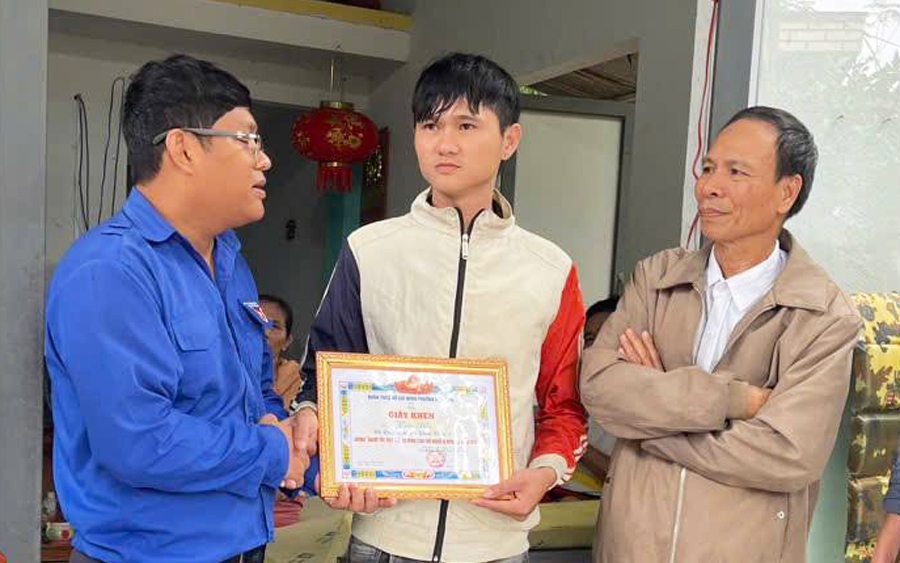 Thưởng đột xuất cho tập thể và cá nhân cứu người đàn ông nhảy cầu ở Nha Trang- Ảnh 2.