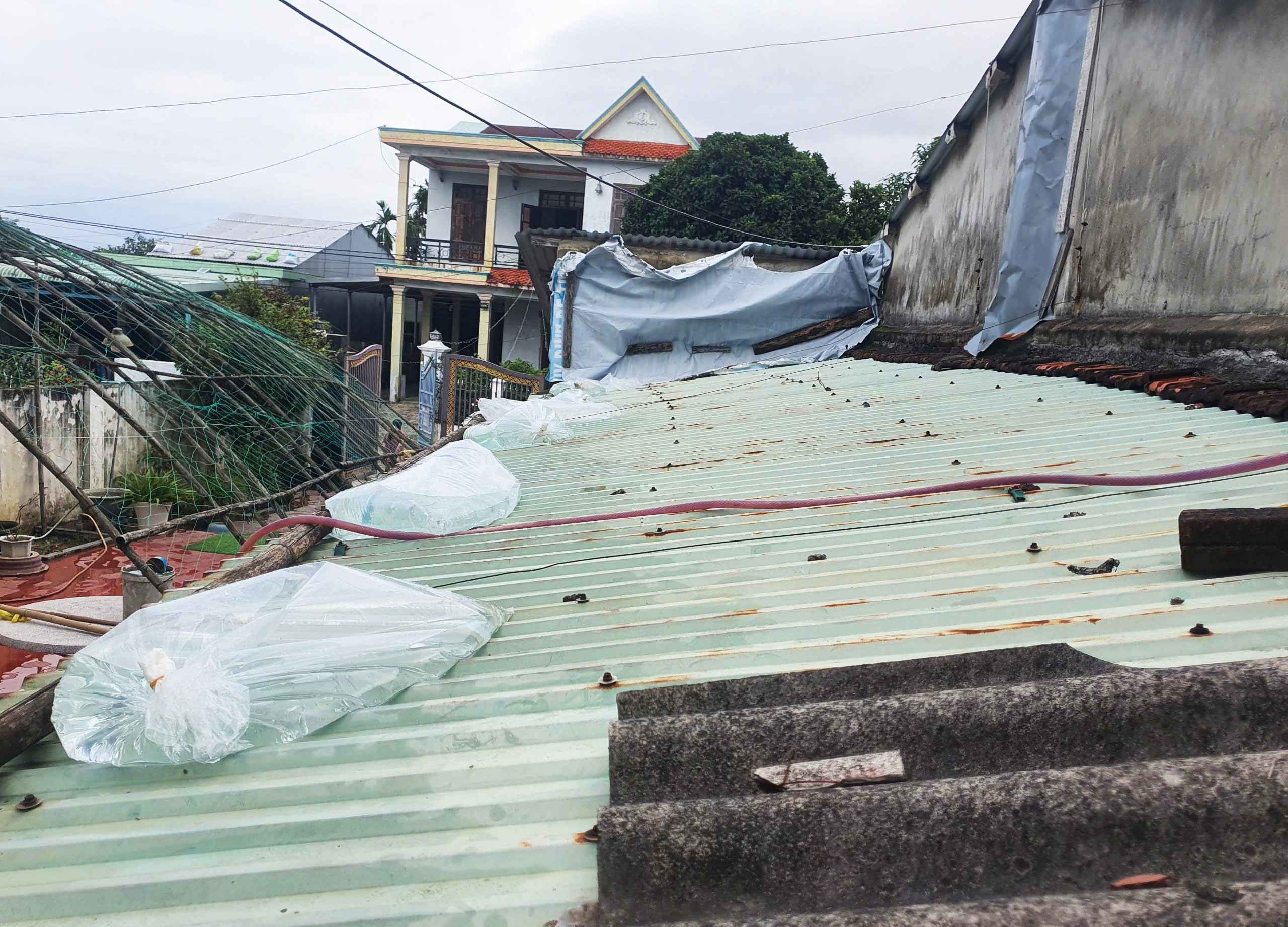 Sau lũ, người dân hối hả gia cố nhà cửa chống bão- Ảnh 3. Sau lũ, người dân hối hả gia cố nhà cửa chống bão- Ảnh 3.