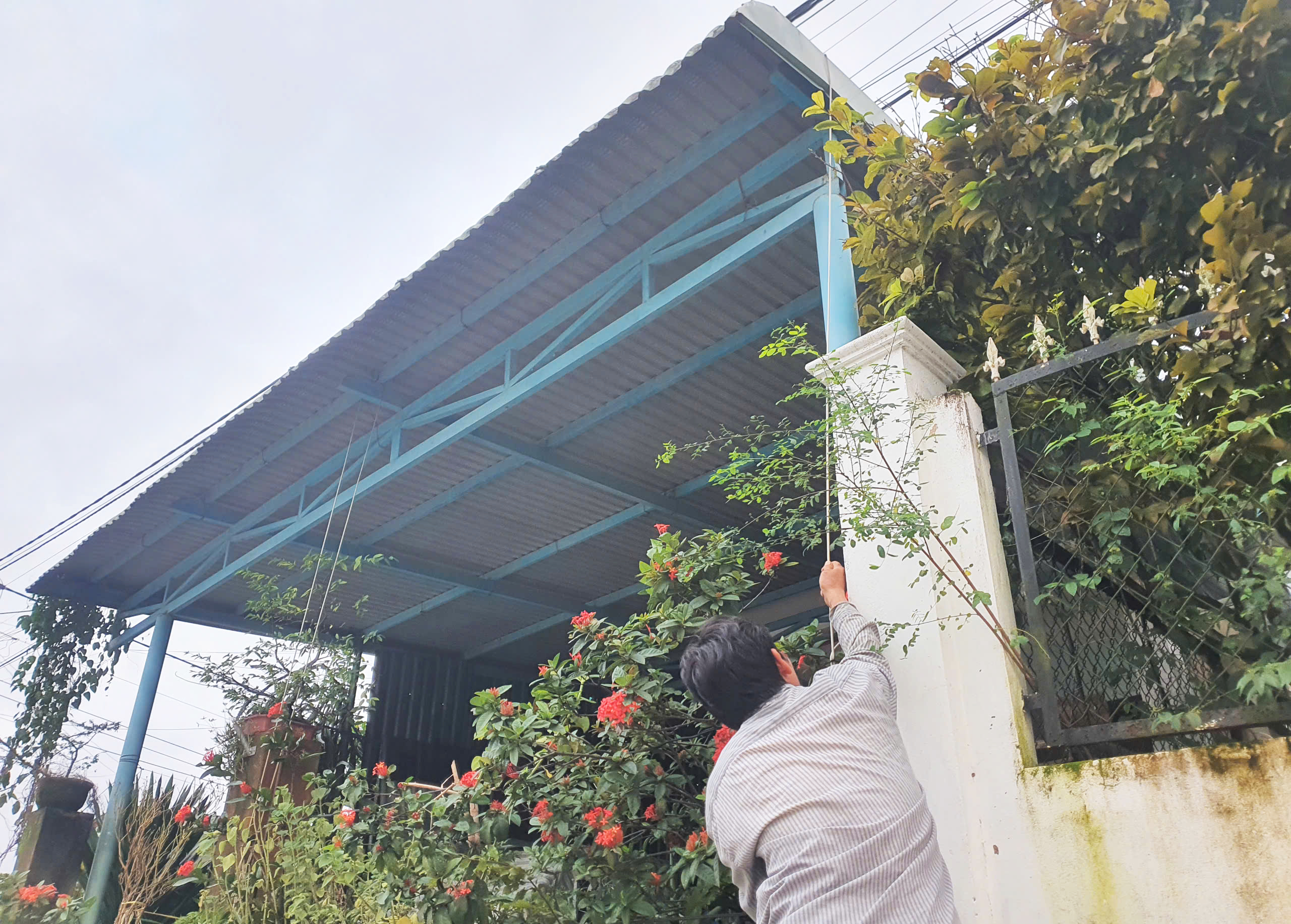 Sau lũ, người dân hối hả gia cố nhà cửa chống bão- Ảnh 4. Sau lũ, người dân hối hả gia cố nhà cửa chống bão- Ảnh 4.