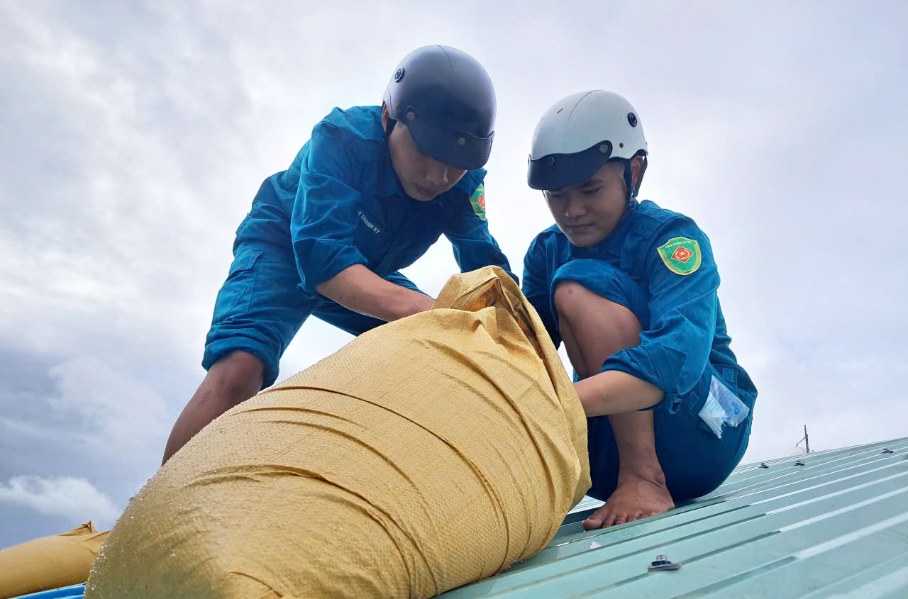 Sau lũ, người dân hối hả gia cố nhà cửa chống bão- Ảnh 9. Sau lũ, người dân hối hả gia cố nhà cửa chống bão- Ảnh 9.