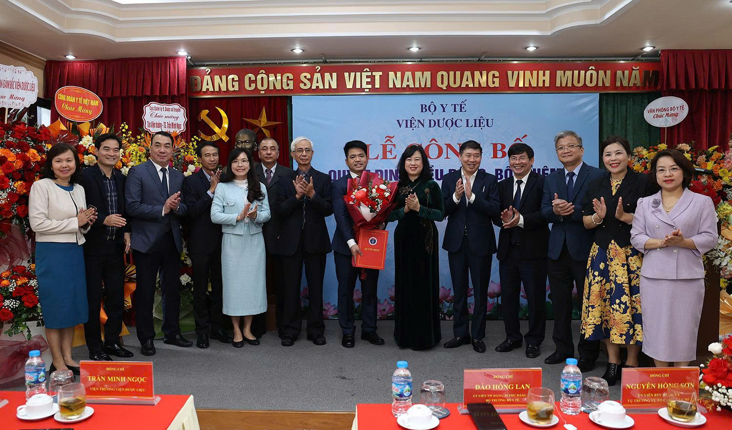 मंत्री दाओ हांग लान ने औषधीय सामग्री संस्थान के निदेशक के स्थानांतरण और नियुक्ति का निर्णय सौंपा - फोटो 3. Bộ trưởng Đào Hồng Lan trao quyết định điều động, bổ nhiệm Viện trưởng Viện Dược liệu- Ảnh 3.