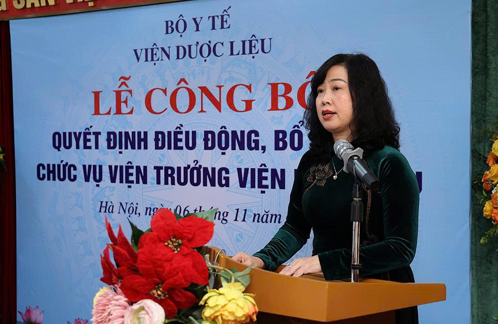 मंत्री दाओ हांग लान ने औषधीय सामग्री संस्थान के निदेशक के स्थानांतरण और नियुक्ति का निर्णय सौंपा - फोटो 2. Bộ trưởng Đào Hồng Lan trao quyết định điều động, bổ nhiệm Viện trưởng Viện Dược liệu- Ảnh 2.