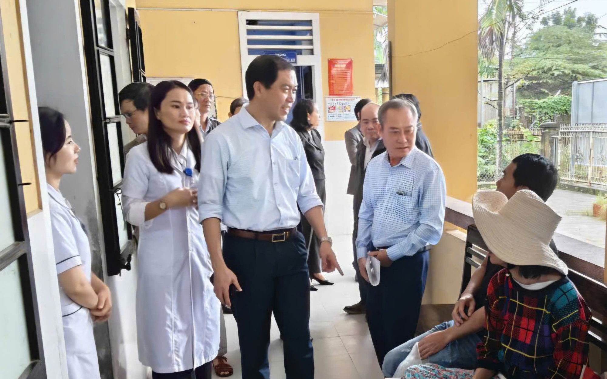 Người dân đi tiêm phòng uốn ván tăng sau lũ ở Huế- Ảnh 4. Trong mưa lũ, trạm y tế ở Huế vẫn bám trụ, chăm sóc sức khỏe nhân dân