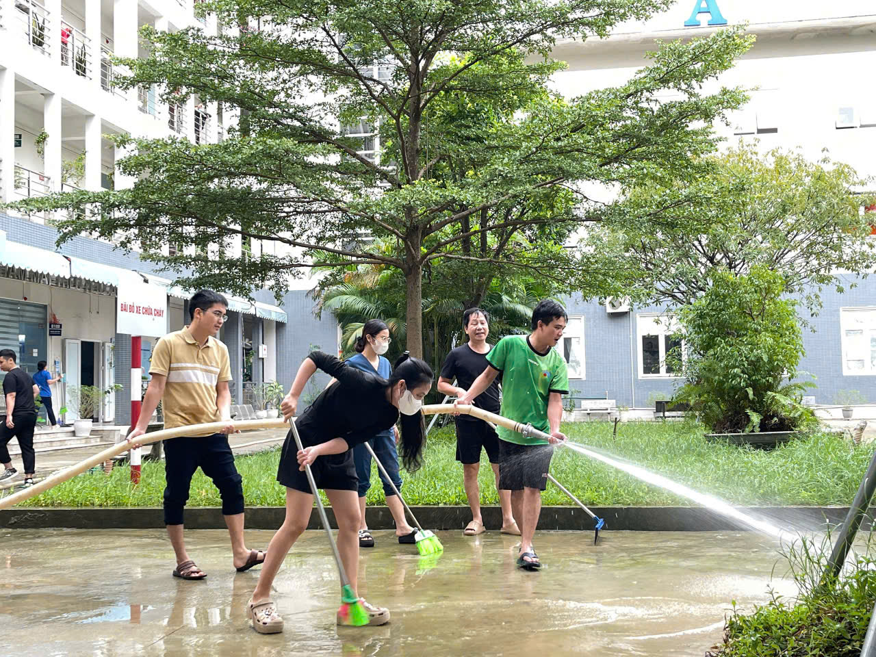 Κατά τη διάρκεια της πλημμύρας, ο ιατρικός σταθμός στο Χουέ παραμένει ανοιχτός, φροντίζοντας την υγεία των ανθρώπων - Φωτογραφία 5. Trong mưa lũ, trạm y tế ở Huế vẫn bám trụ, chăm sóc sức khỏe nhân dân- Ảnh 5.