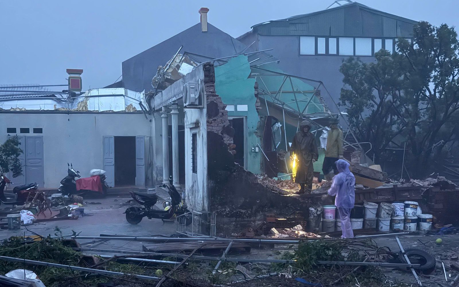 Bão số 13 đang di chuyển rất nhanh, tiến gần vùng biển Quy Nhơn- Ảnh 1. Hướng dẫn an toàn cho người dân trước khi bão số 13 đổ bộ