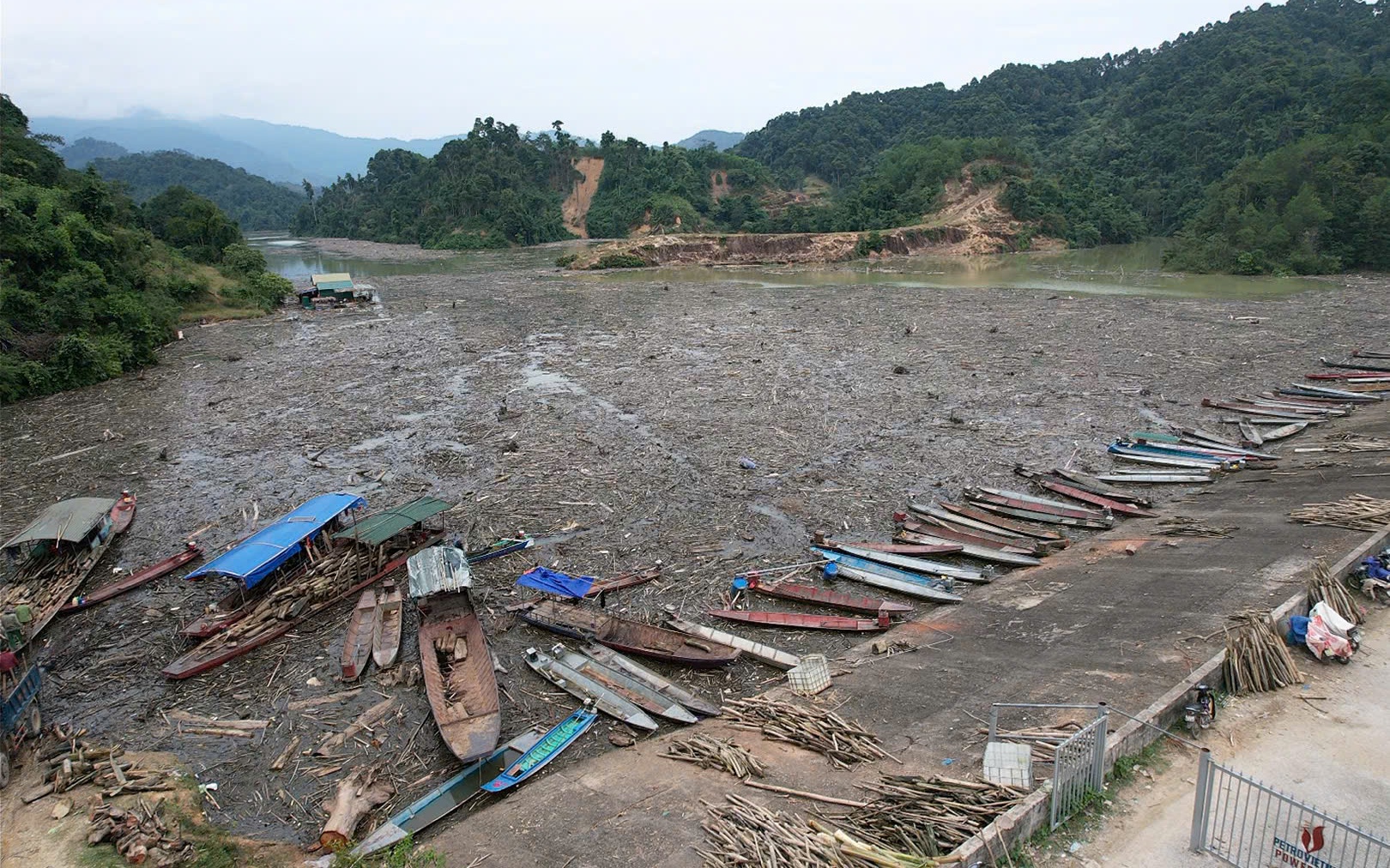 Nghệ An: Gỗ, rác phủ khắp mặt hồ thủy điện