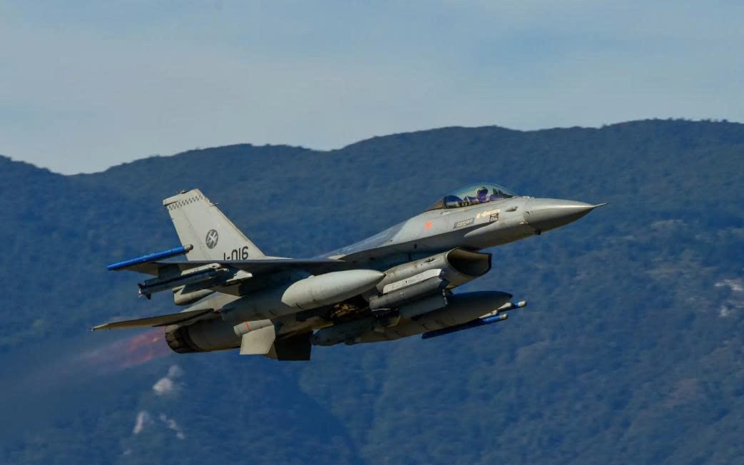 Chiến thuật kiểu NATO 'không cứu nổi' F-16 Ukraine trước hỏa lực Nga- Ảnh 2. Quốc gia NATO mua 18 máy bay tiêm kích F-16 với giá chỉ 1 euro