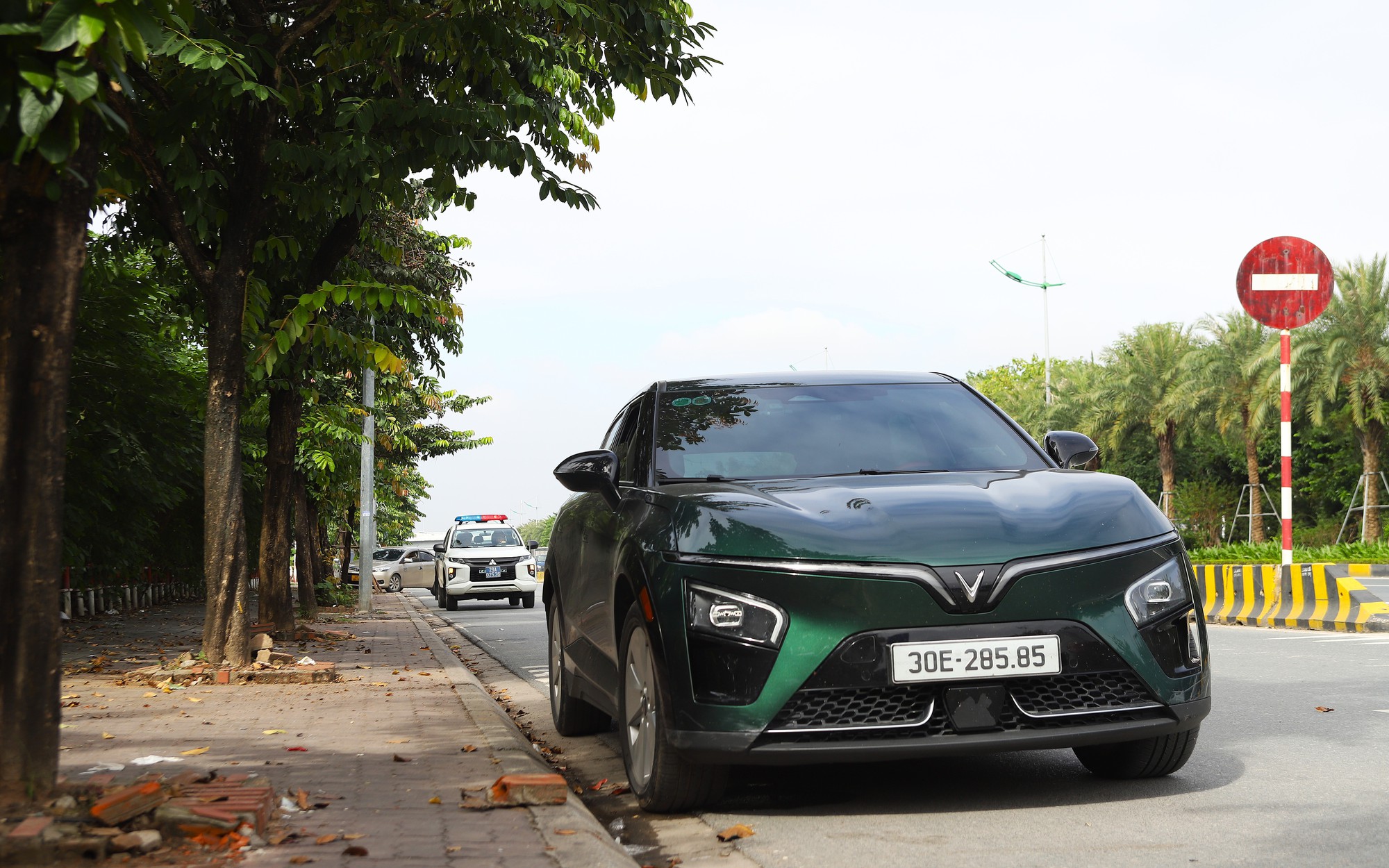 Bão số 13 diễn biến phức tạp, tạm dừng hoạt động 6 sân bay- Ảnh 1. Bão số 13 diễn biến phức tạp, tạm dừng hoạt động 6 sân bay- Ảnh 1.