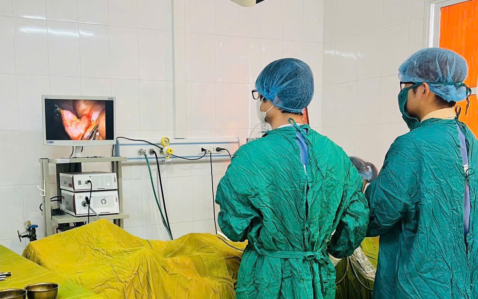 Tê đau ngón tay cái, cô gái bất ngờ phát hiện căn bệnh hiếm gặp- Ảnh 5. Nam sinh lớp 10 Hải Phòng bị thủng dạ dày hiếm gặp