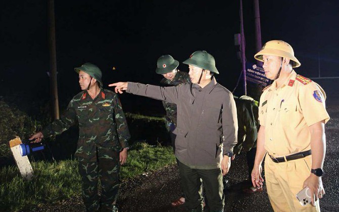 Bão số 13 làm 5 người chết, hơn 26 nghìn ngôi nhà bị sập, tốc mái- Ảnh 3. Phó Thủ tướng kiểm tra, nắm bắt tình hình thiệt hại sau khi bão số 13 đổ bộ