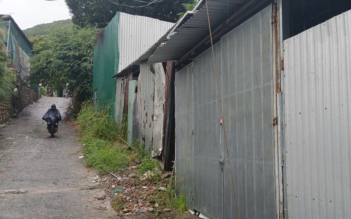 Đặc khu Trường Sa an toàn tuyệt đối khi bão Kalmaegi đổ bộ- Ảnh 4. Khánh Hòa sơ tán người dân khỏi khu vực nguy cơ sạt lở để phòng tránh bão Kalmaegi