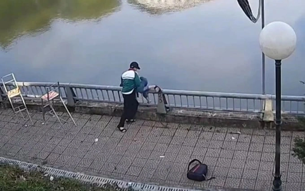 Công an thông tin nguyên nhân vụ nam sinh lớp 8 bị bạn hành hung ném xuống hồ nước- Ảnh 3. Công an thông tin nguyên nhân vụ nam sinh lớp 8 bị bạn hành hung ném xuống hồ nước- Ảnh 3.