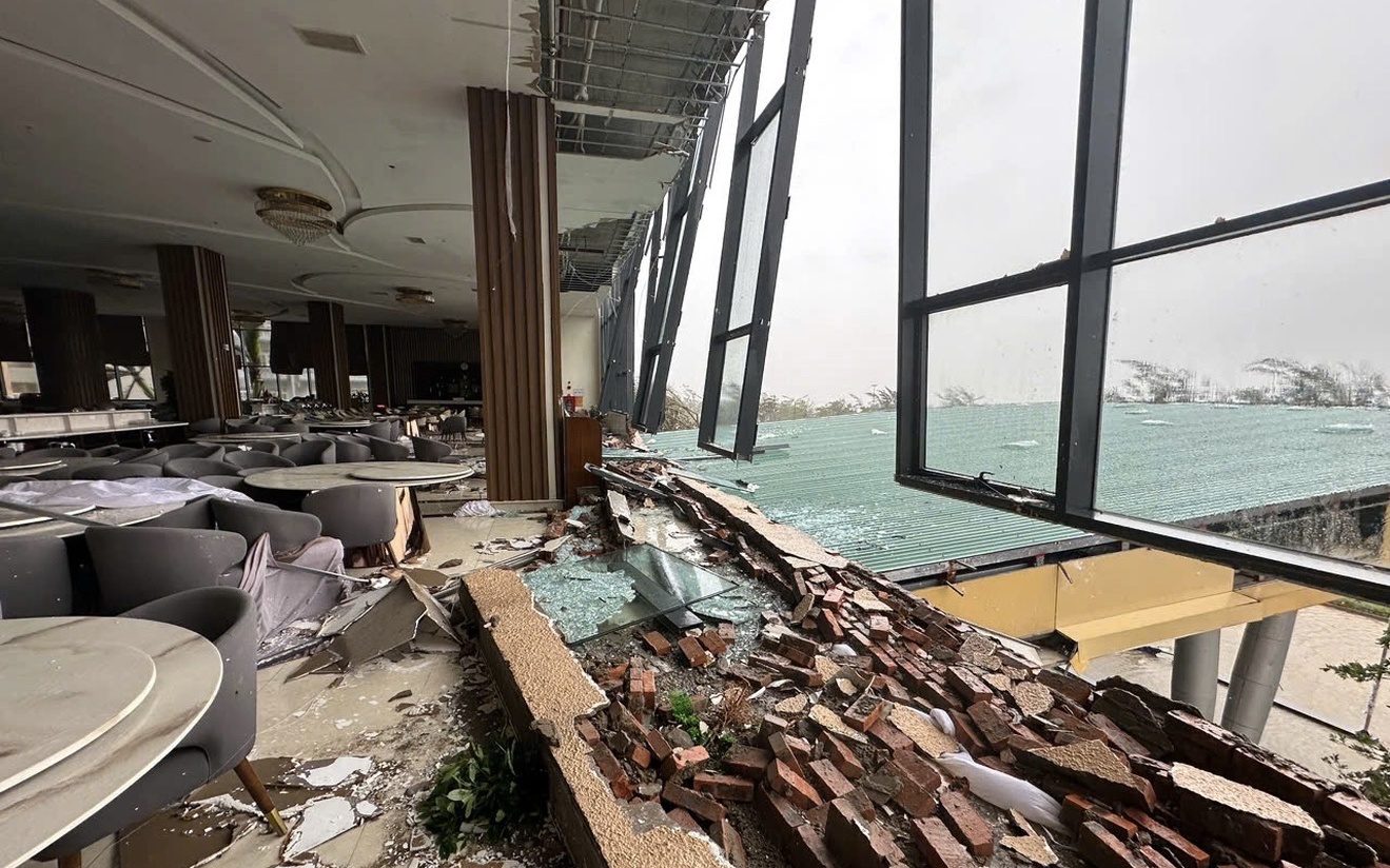 Bão số 13 đang di chuyển rất nhanh, tiến gần vùng biển Quy Nhơn- Ảnh 3. Bão số 13 gây gió lớn có thể làm đổ nhà, vỡ cửa kính nhà cao tầng