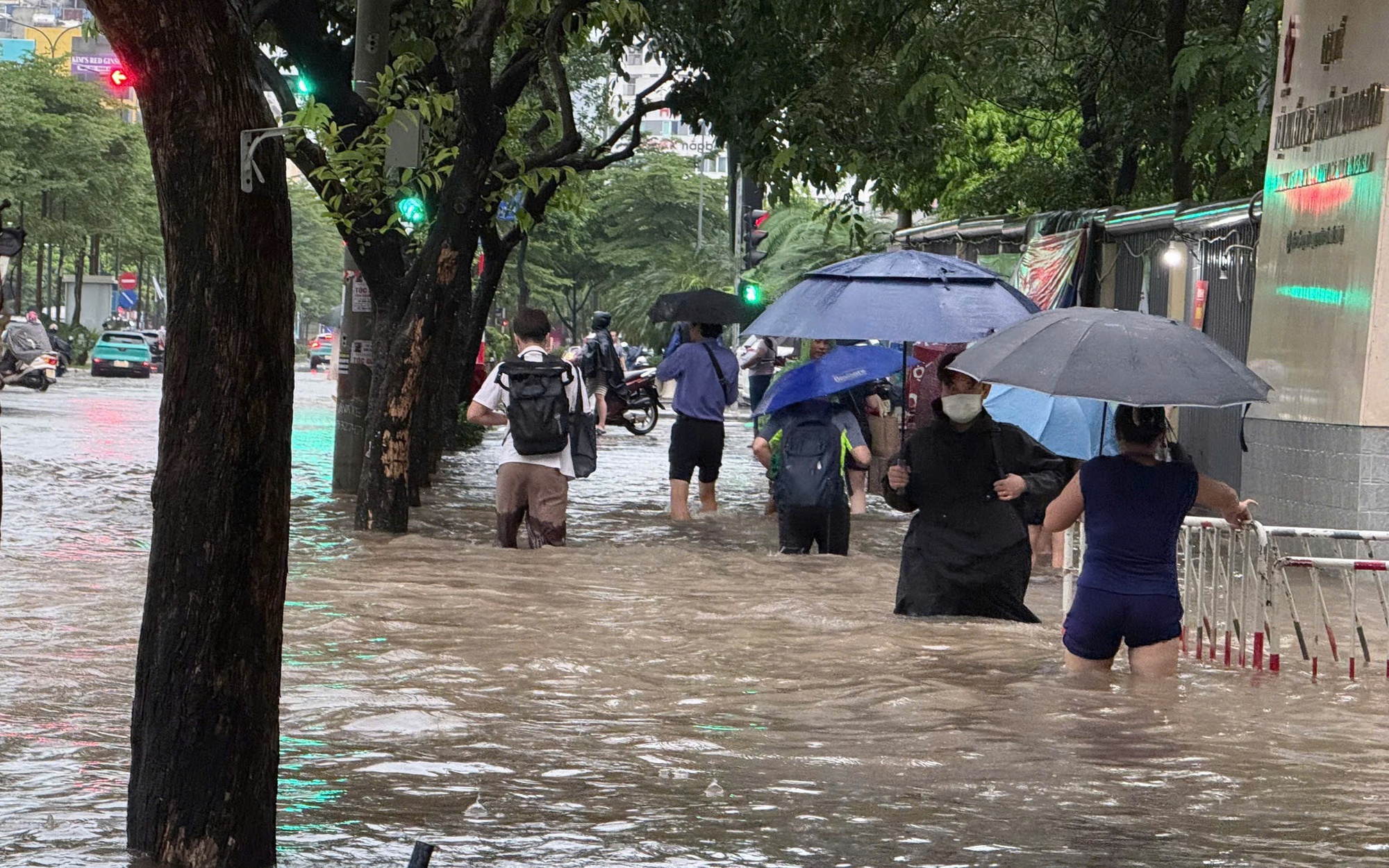 Phó Thủ tướng kiểm tra, nắm bắt tình hình thiệt hại sau khi bão số 13 đổ bộ- Ảnh 2. Bão số 13 suy yếu thành vùng áp thấp, miền Trung hứng mưa lớn