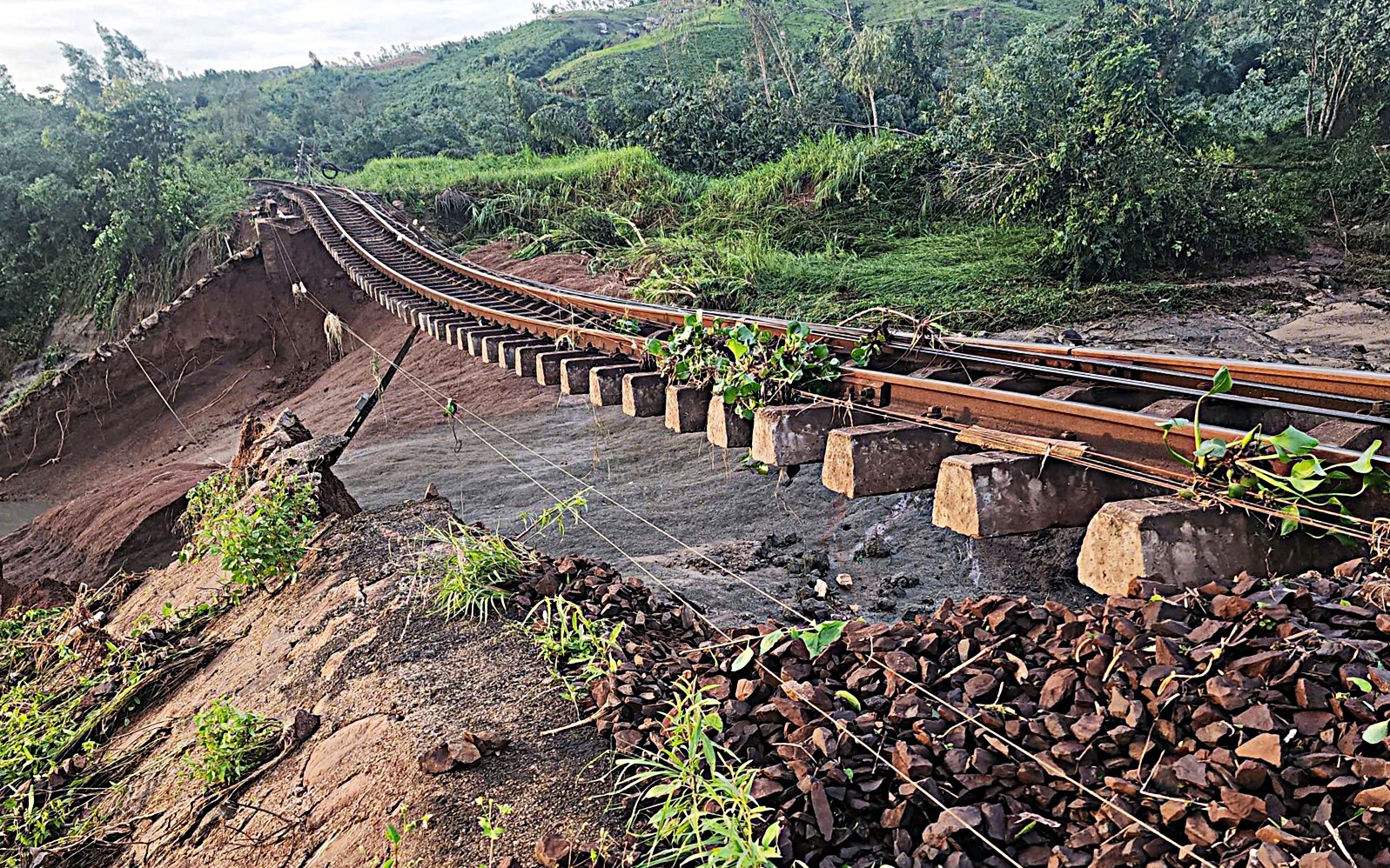 Bão số 13 làm 5 người chết, hơn 26 nghìn ngôi nhà bị sập, tốc mái- Ảnh 1. Bão số 13 cuốn trôi nền đường sắt, nhiều đoàn tàu dừng chờ và hủy chuyến