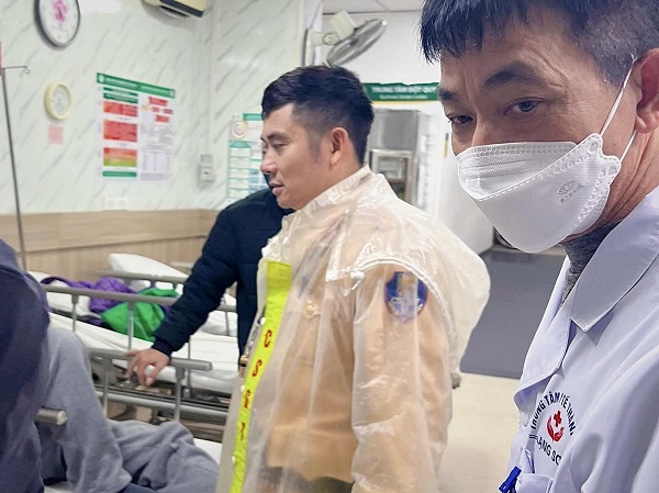 CSGT Hà Nội mở đường ‘thần tốc’ đưa bệnh nhân đột quỵ đến bệnh viện - Ảnh 1. CSGT Hà Nội mở đường ‘thần tốc’ đưa bệnh nhân đột quỵ đến bệnh viện - Ảnh 1.