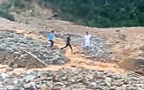 Phó Thủ tướng: Khẩn trương hỗ trợ xây mới cho hộ dân bị sập nhà vì bão số 13- Ảnh 3. Bão số 13 chia cắt Trường Sơn Đông, xói mố cầu, nước ngập ngang người