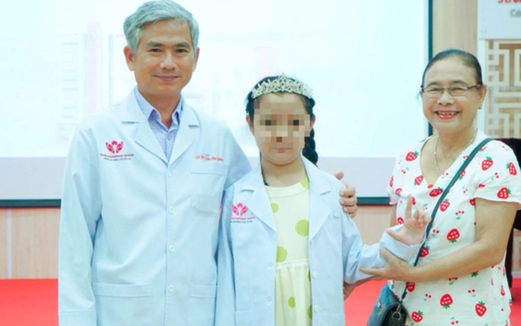 Thầy giáo trẻ bị đột quỵ được cứu sống trong gang tấc- Ảnh 3. Cô bé 10 tuổi vượt qua 8 lần can thiệp mạch máu não, mơ ước khoác áo blouse trắng