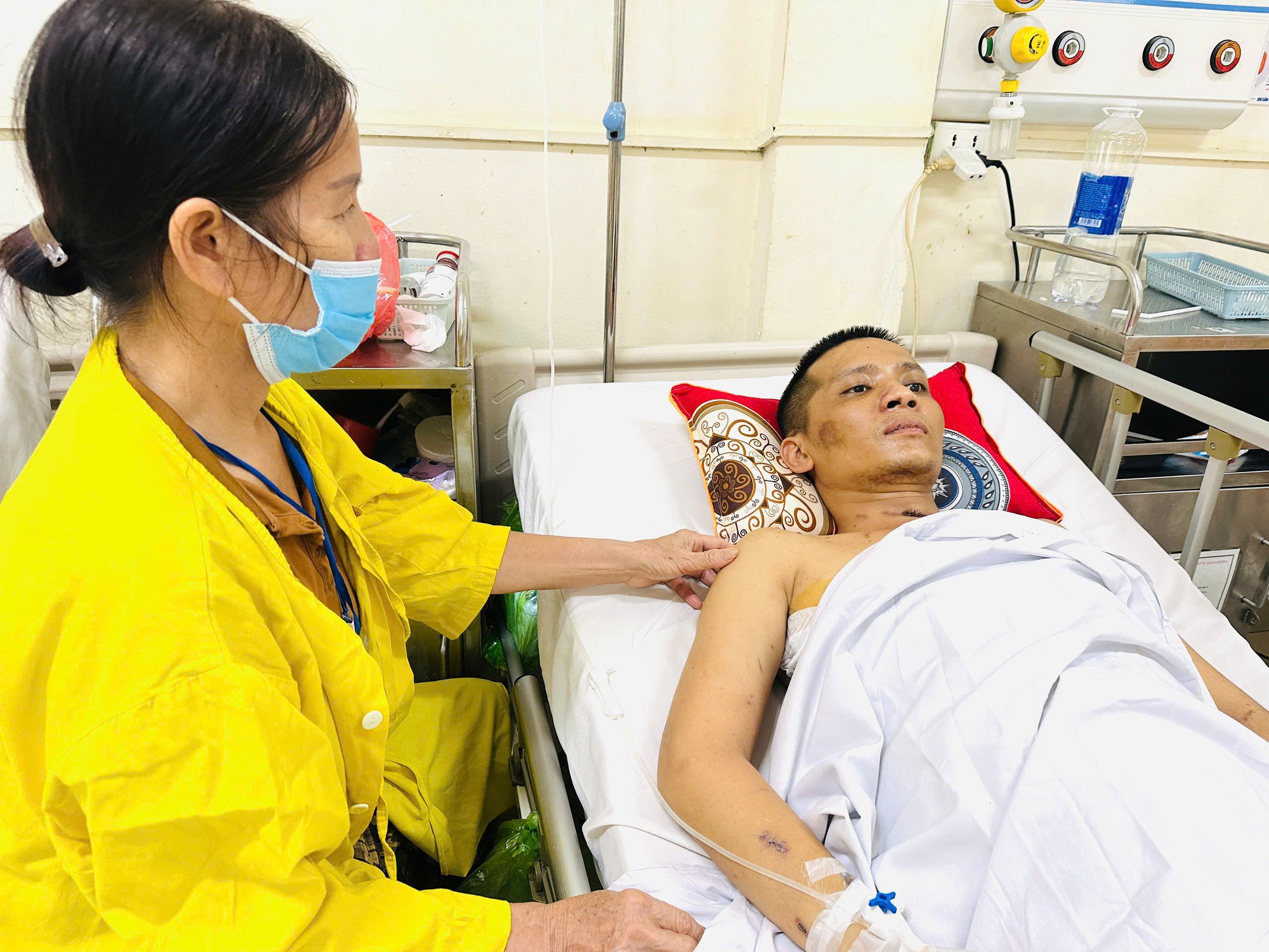 Nam thanh niên nguy kịch vì tai nạn giao thông trên đường đi mua thuốc cho bố nằm liệt đang rất cần sự giúp đỡ- Ảnh 2. Nam thanh niên nguy kịch vì tai nạn giao thông trên đường đi mua thuốc cho bố nằm liệt đang rất cần sự giúp đỡ- Ảnh 2.