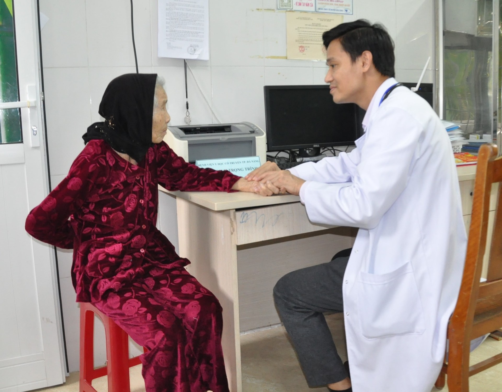 Совершенствование правовой базы для развития вьетнамской традиционной медицины в условиях международной интеграции - Фото 2. Hoàn thiện khung pháp để phát triển y dược cổ truyền Việt Nam trong hội nhập quốc tế- Ảnh 2.