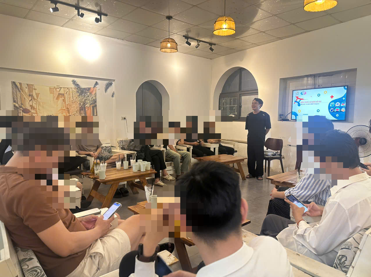 Đồng tính nam nhiễm HIV - Lời người trong cuộc (3): Kéo cộng đồng MSM Nghệ An ra khỏi 'vùng tối'- Ảnh 6. Đồng tính nam nhiễm HIV - Lời người trong cuộc (3): Kéo cộng đồng MSM Nghệ An ra khỏi 'vùng tối'- Ảnh 6.