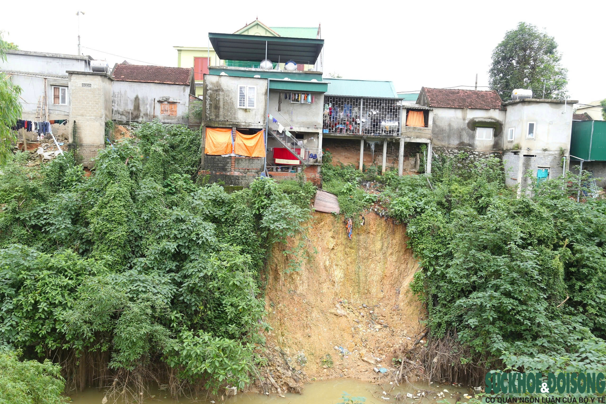 Sạt lở áp sát khu dân cư ở Nghệ An sau hai cơn bão lớn- Ảnh 1. Sạt lở áp sát khu dân cư ở Nghệ An sau hai cơn bão lớn- Ảnh 1.