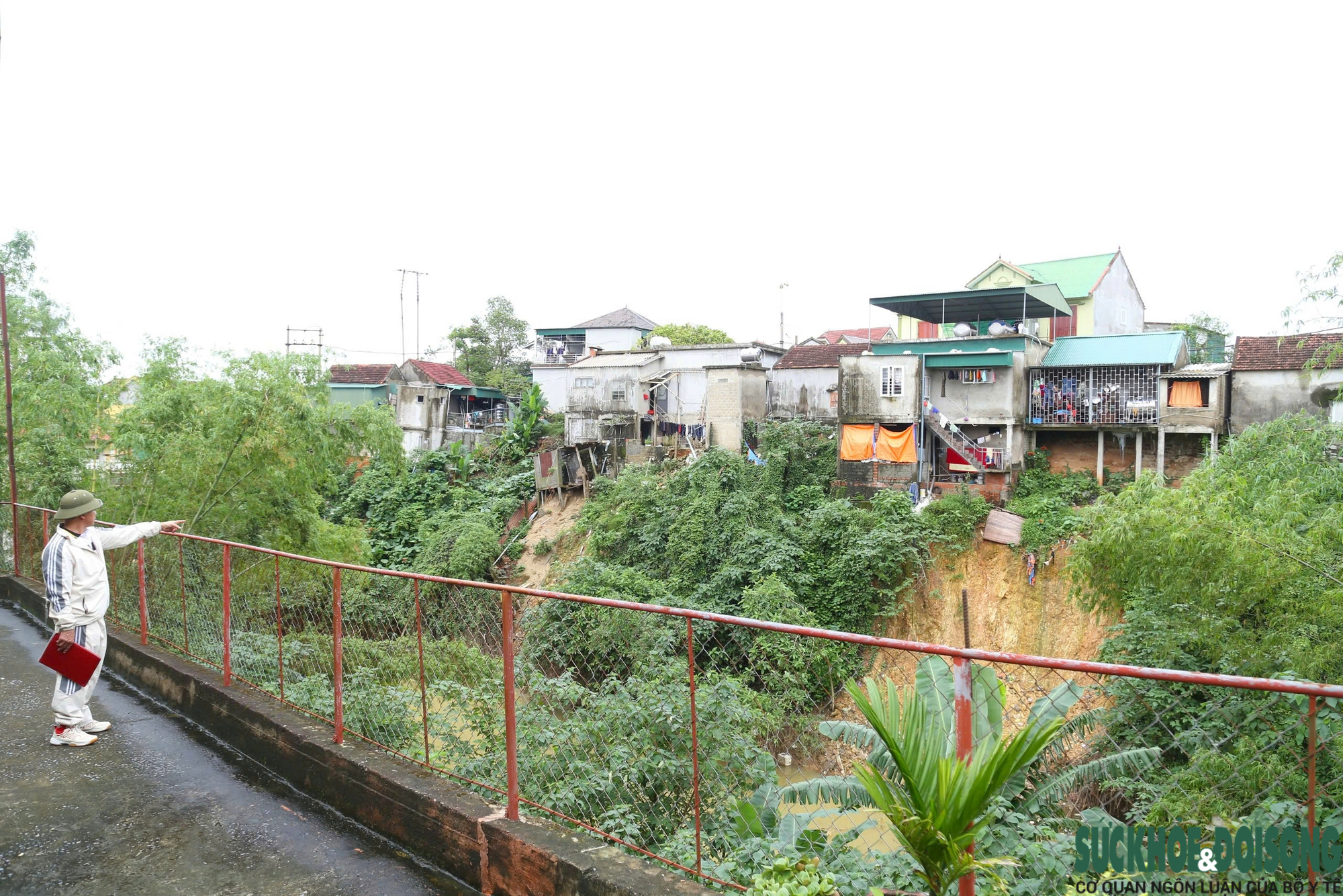 Sạt lở áp sát khu dân cư ở Nghệ An sau hai cơn bão lớn- Ảnh 3. Sạt lở áp sát khu dân cư ở Nghệ An sau hai cơn bão lớn- Ảnh 3.