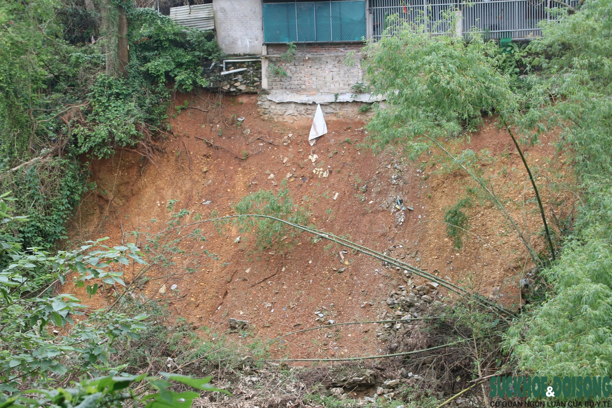 Sạt lở áp sát khu dân cư ở Nghệ An sau hai cơn bão lớn- Ảnh 4. Sạt lở áp sát khu dân cư ở Nghệ An sau hai cơn bão lớn- Ảnh 4.