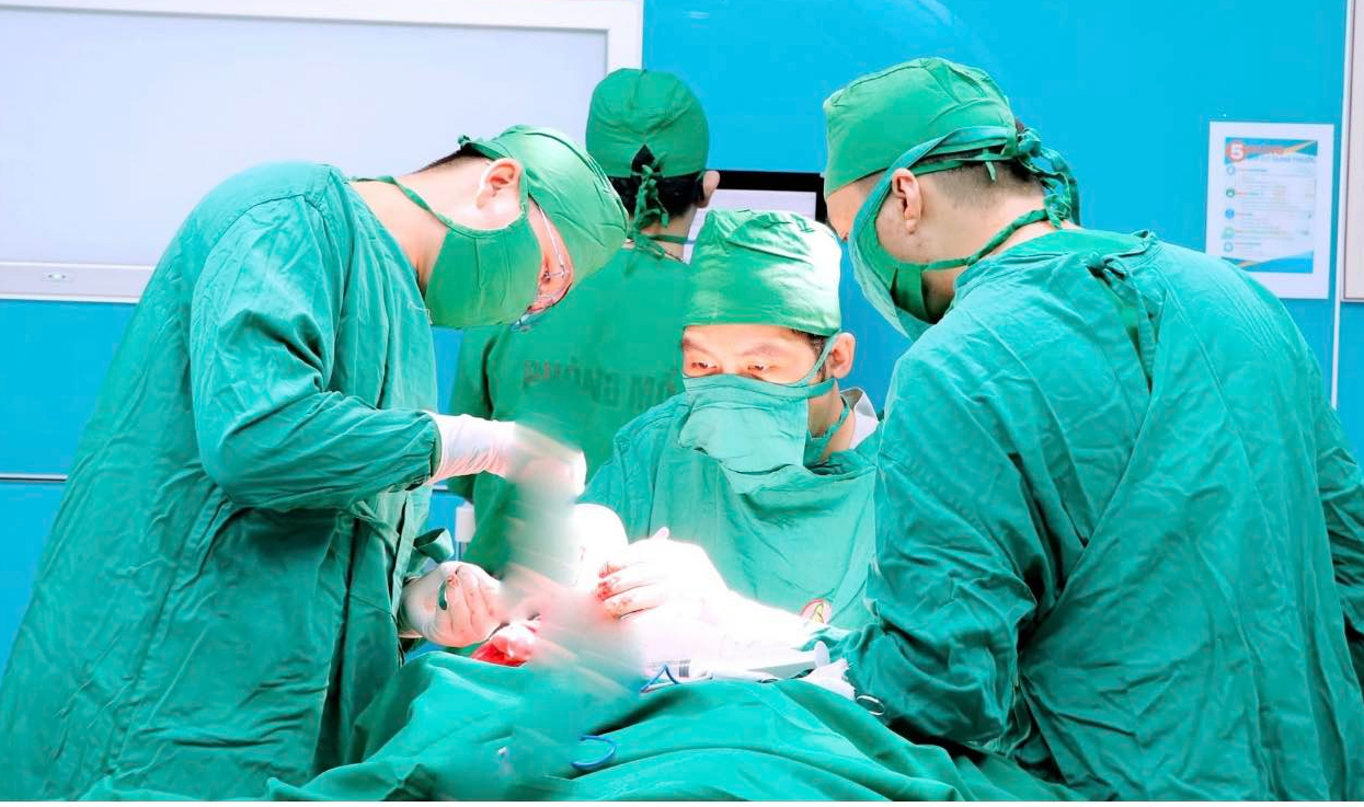 Lyckad autolog skalltransplantation för 15-årig tonåring - Foto 1. Ghép sọ tự thân thành công cho thiếu niên 15 tuổi- Ảnh 1.