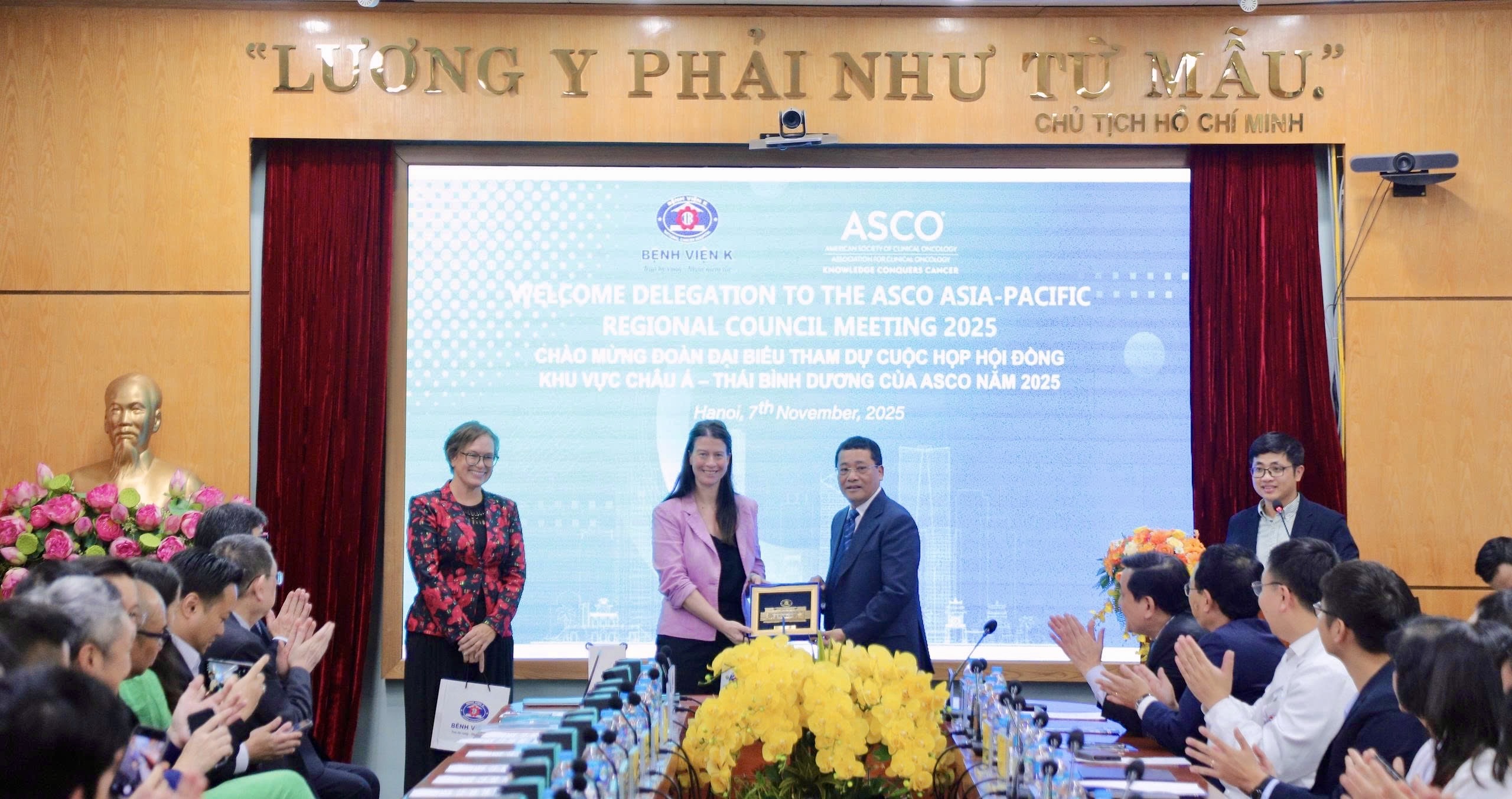 អ្នកជំនាញខាងជំងឺមហារីកលំដាប់អន្តរជាតិជាច្រើននាក់បានប្រមូលផ្តុំគ្នានៅមន្ទីរពេទ្យ K - រូបថត ៣. Nhiều chuyên gia hàng đầu về ung thư quốc tế hội tụ tại Bệnh viện K - Ảnh 3.