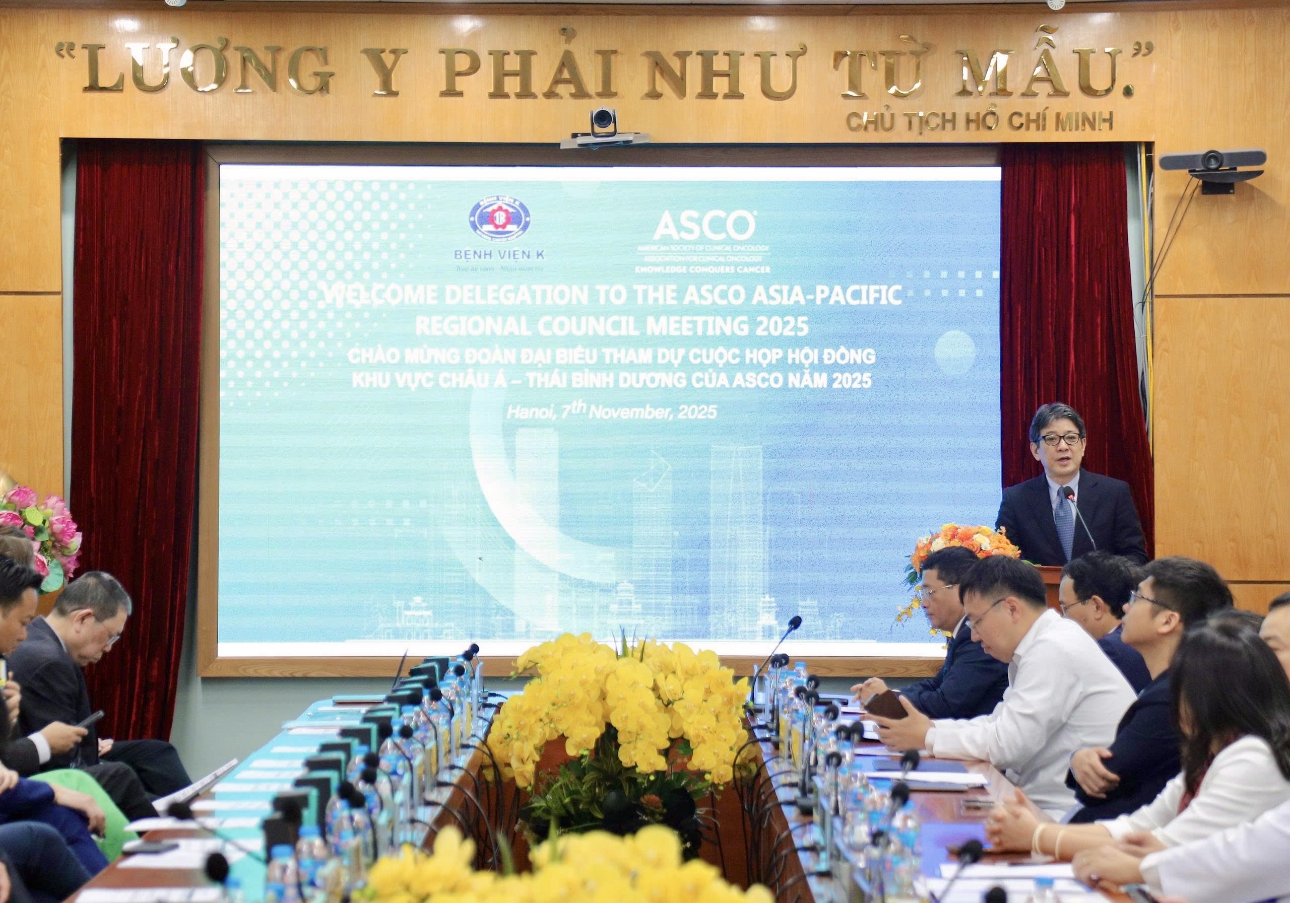 អ្នកជំនាញខាងជំងឺមហារីកលំដាប់អន្តរជាតិជាច្រើននាក់បានប្រមូលផ្តុំគ្នានៅមន្ទីរពេទ្យ K - រូបថត ២. Nhiều chuyên gia hàng đầu về ung thư quốc tế hội tụ tại Bệnh viện K - Ảnh 2.