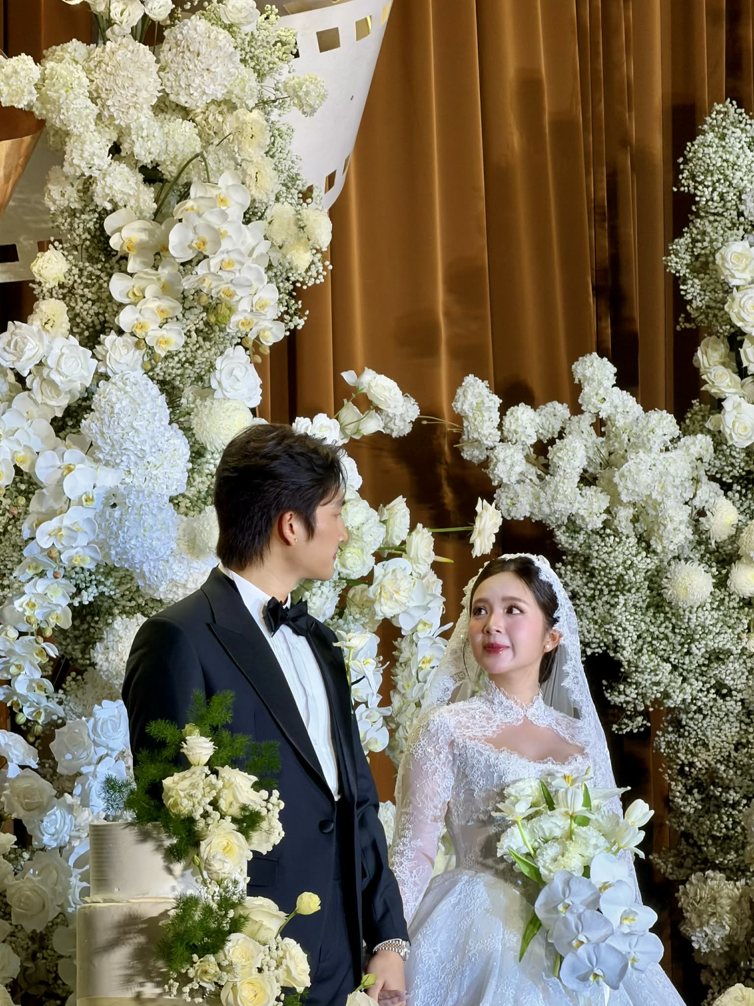 Bố Bình 'Cha tôi người ở lại' hát trong đám cưới của 'con gái' Ngọc Huyền- Ảnh 5. Bố Bình 'Cha tôi người ở lại' hát trong đám cưới của 'con gái' Ngọc Huyền- Ảnh 5.