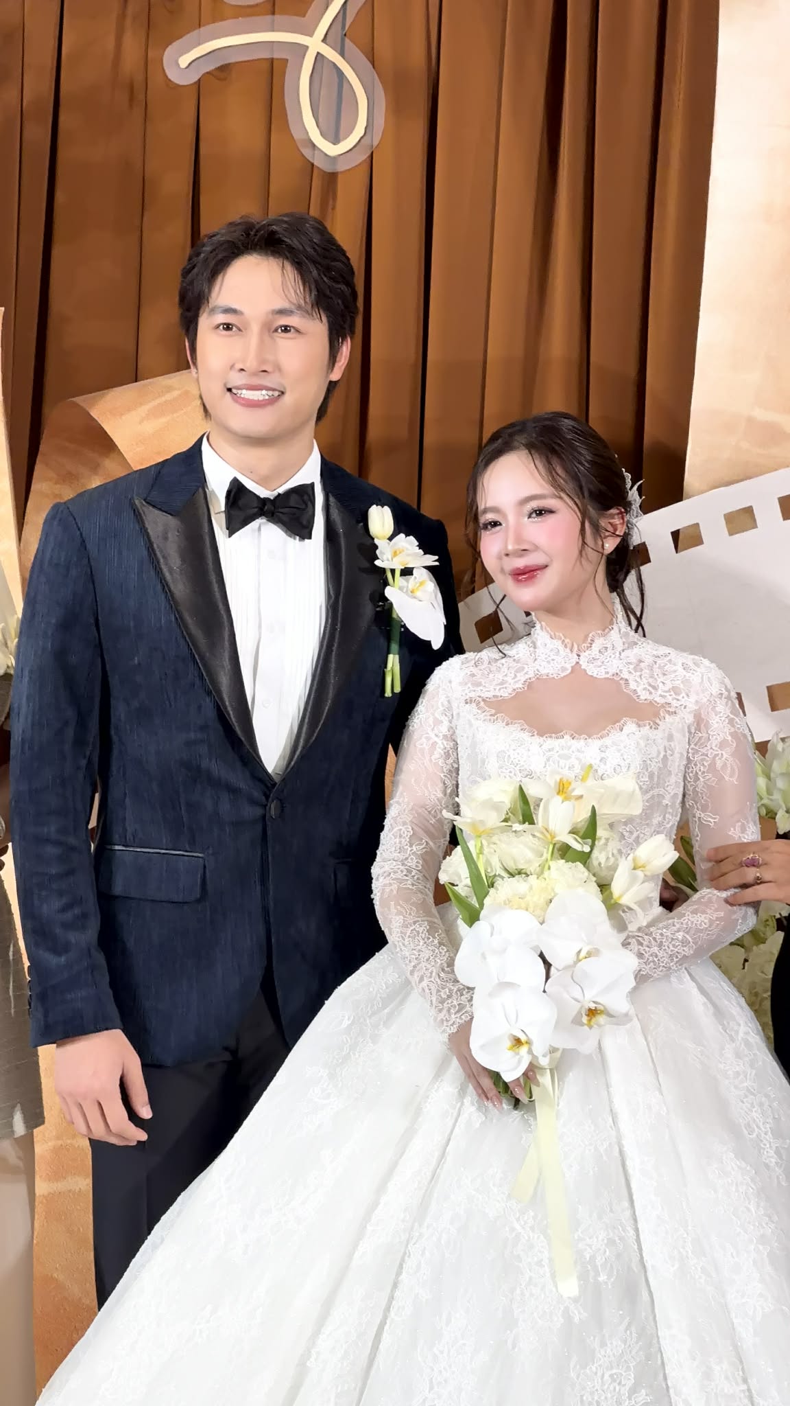 Bố Bình 'Cha tôi người ở lại' hát trong đám cưới của 'con gái' Ngọc Huyền- Ảnh 6. Bố Bình 'Cha tôi người ở lại' hát trong đám cưới của 'con gái' Ngọc Huyền- Ảnh 6.