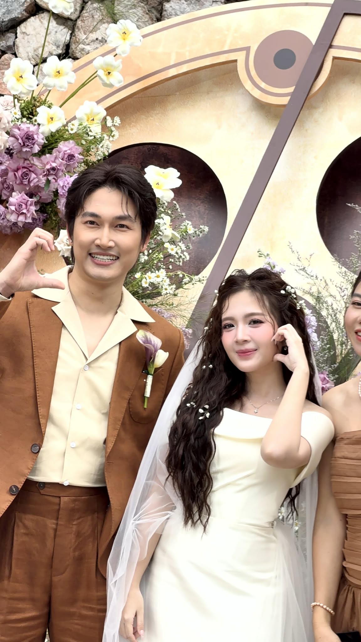 Bố Bình 'Cha tôi người ở lại' hát trong đám cưới của 'con gái' Ngọc Huyền- Ảnh 8. Bố Bình 'Cha tôi người ở lại' hát trong đám cưới của 'con gái' Ngọc Huyền- Ảnh 8.