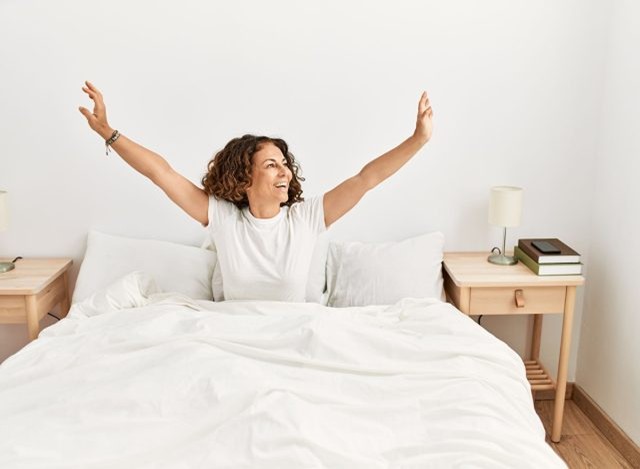 4 bài tập trên giường giúp giảm mỡ bụng dưới nhanh hơn gập bụng sau 60 tuổi- Ảnh 2. 4 bài tập trên giường giúp giảm mỡ bụng dưới nhanh hơn gập bụng sau 60 tuổi- Ảnh 2.