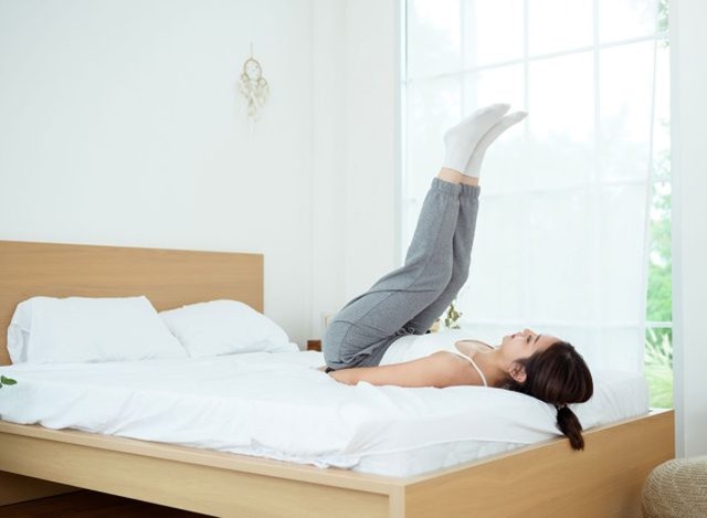 4 bài tập trên giường giúp giảm mỡ bụng dưới nhanh hơn gập bụng sau 60 tuổi- Ảnh 5. 4 bài tập trên giường giúp giảm mỡ bụng dưới nhanh hơn gập bụng sau 60 tuổi- Ảnh 5.