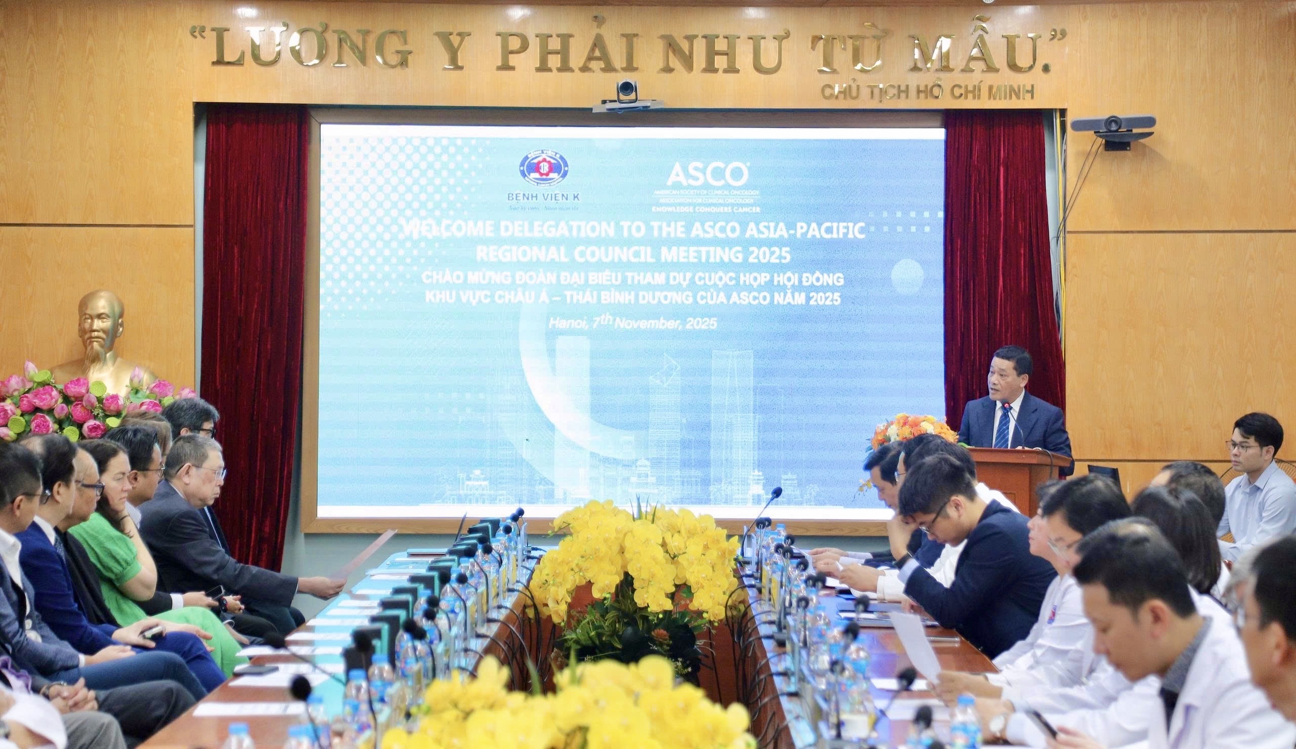 អ្នកជំនាញខាងមហារីកលំដាប់អន្តរជាតិជាច្រើននាក់បានជួបជុំគ្នានៅមន្ទីរពេទ្យ K - រូបថត ១. Nhiều chuyên gia hàng đầu về ung thư quốc tế hội tụ tại Bệnh viện K - Ảnh 1.