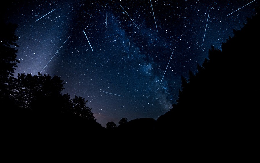 Cách quan sát mưa sao băng trong điều kiện thời tiết không thuận lợi- Ảnh 2. Bắt đầu quan sát được trận mưa sao băng rực rỡ kéo dài gần 1 tháng